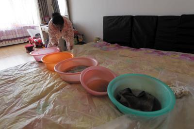 彭泽楼上漏水，住户失联，小区没物管，业主维权难！律师来支招……